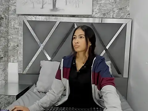 AlondraHYH online show from April 2026 07:01:02 PM