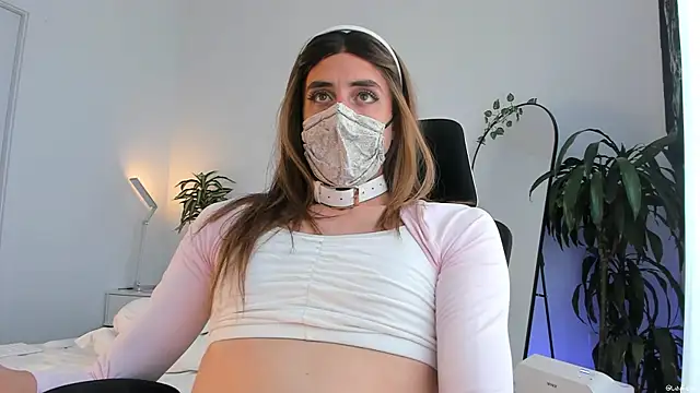 LilyReina online show from April 2026 06:20:01 PM