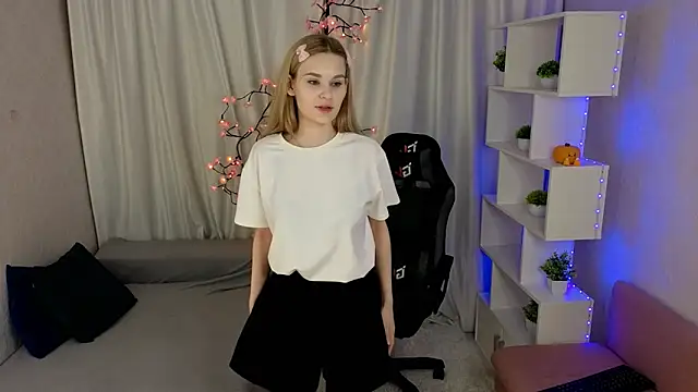 Snapshot of SugarNyaa chatting on April 2026 02:44:02 PM SugarNyaa online show from April 2026 02:44:02 PM