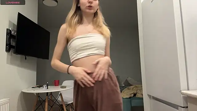 Snapshot of Peachy_keens chatting on April 2026 05:43:02 PM Peachy keens online show from April 2026 05:43:02 PM