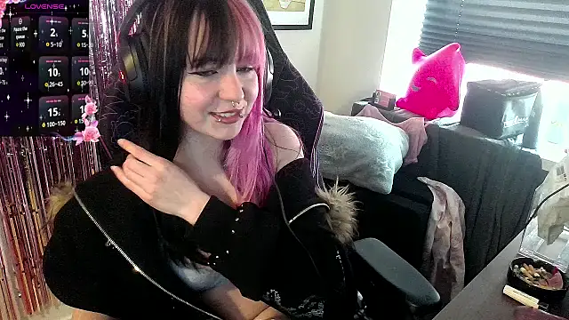 CutieTracer online show from April 2026 01:42:02 PM