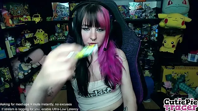 Snapshot of CutieTracer chatting on June 2026 09:50:02 PM CutieTracer online show from June 2026 09:50:02 PM