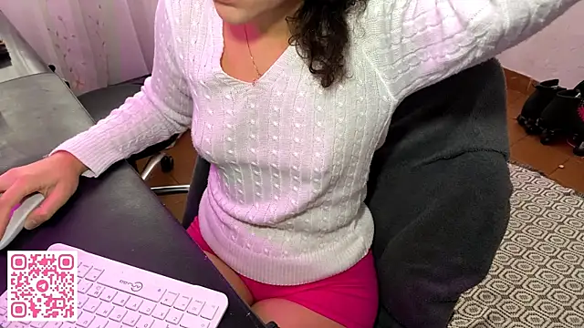petitecurlybrunette online show from June 2026 04:22:02 PM