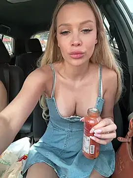 Snapshot of Girl-Mia chatting on April 2026 04:54:01 AM Girl-Mia online show from April 2026 04:54:01 AM