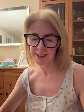 Snapshot of Laylaskyexx chatting on April 2026 09:39:33 PM Laylaskyexx online show from April 2026 09:39:33 PM
