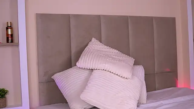 Amoraluxee online show from May 2026 05:57:02 AM