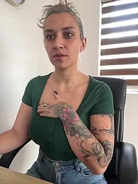 Snapshot of Isabella_varella- chatting on May 2026 01:39:01 PM Isabella varella- online show from May 2026 01:39:01 PM