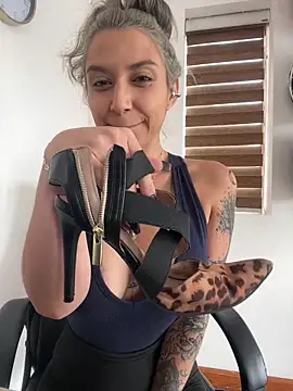 Snapshot of Isabella_varella- chatting on May 2026 01:51:01 PM Isabella varella- online show from May 2026 01:51:01 PM