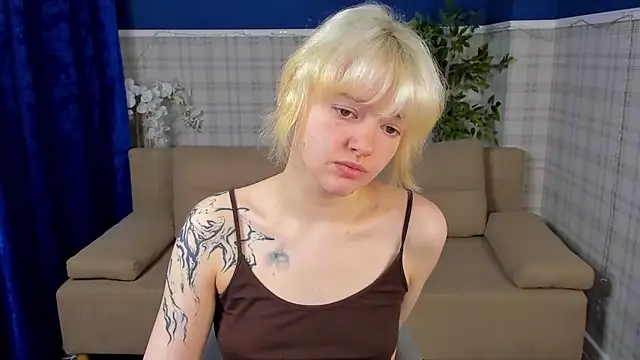 LunaaBee online show from May 2026 01:03:02 AM