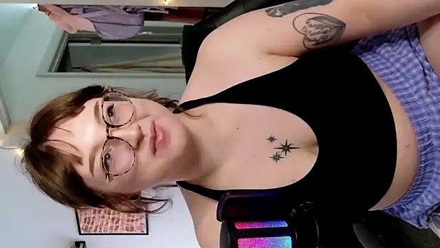 quinniecat online show from April 2026 07:34:02 PM