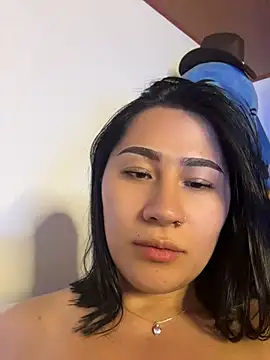 Snapshot of EvelynLeen_ chatting on May 2026 12:30:01 AM EvelynLeen online show from May 2026 12:30:01 AM