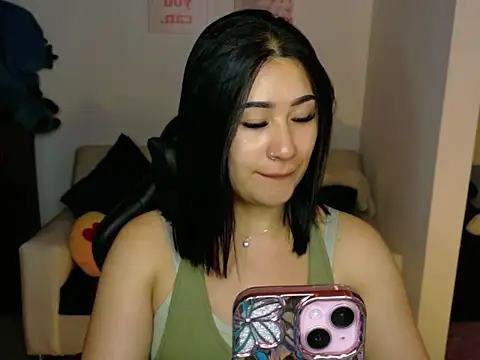 Snapshot of EvelynLeen_ chatting on May 2026 07:10:02 PM EvelynLeen online show from May 2026 07:10:02 PM