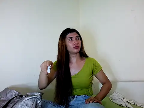 Snapshot of luna_veille chatting on April 2026 06:47:02 AM luna veille online show from April 2026 06:47:02 AM