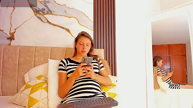 Snapshot of scarlet_fox75 chatting on May 2026 06:57:02 PM scarlet fox75 online show from May 2026 06:57:02 PM