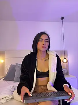 Snapshot of dhalia_lux_ chatting on April 2026 01:41:02 AM dhalia lux online show from April 2026 01:41:02 AM