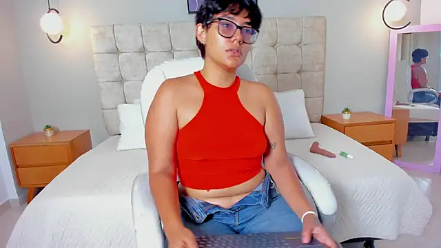 Snapshot of roxy_sweet18 chatting on April 2026 08:53:01 PM roxy sweet18 online show from April 2026 08:53:01 PM