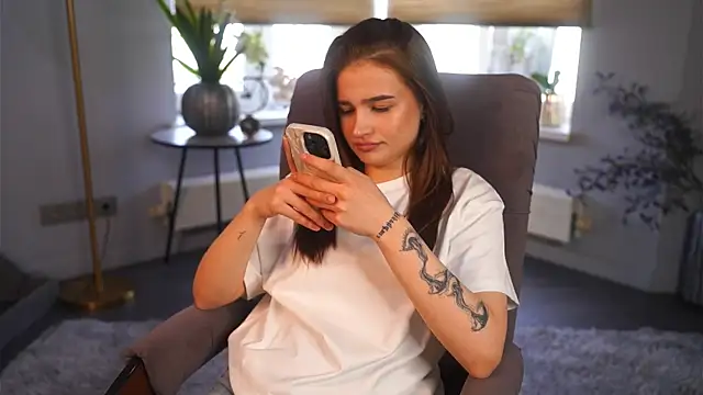 Snapshot of LourieLinsey chatting on April 2026 12:27:02 PM LourieLinsey online show from April 2026 12:27:02 PM