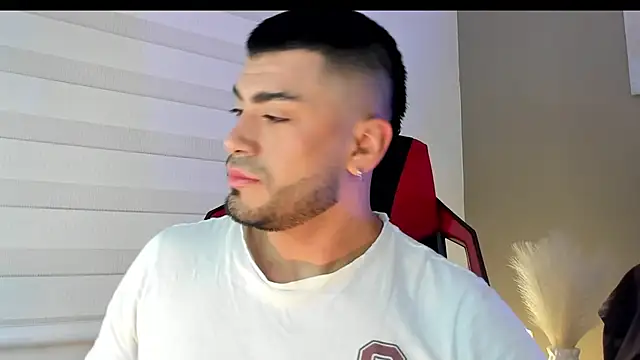 Snapshot of Alexander_Diazz chatting on April 2026 11:35:01 AM Alexander Diazz online show from April 2026 11:35:01 AM