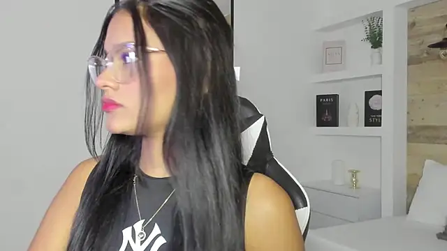 naia smellie online show from April 2026 02:27:02 AM