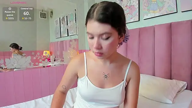 Hellencute18  online show from May 2026 02:55:02 PM