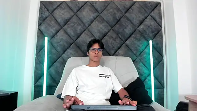 LiamKron online show from May 2026 10:36:01 AM