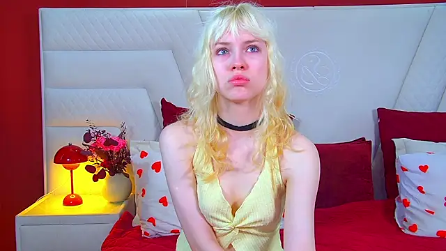 Snapshot of HannahHollis chatting on June 2026 06:05:01 AM HannahHollis online show from June 2026 06:05:01 AM
