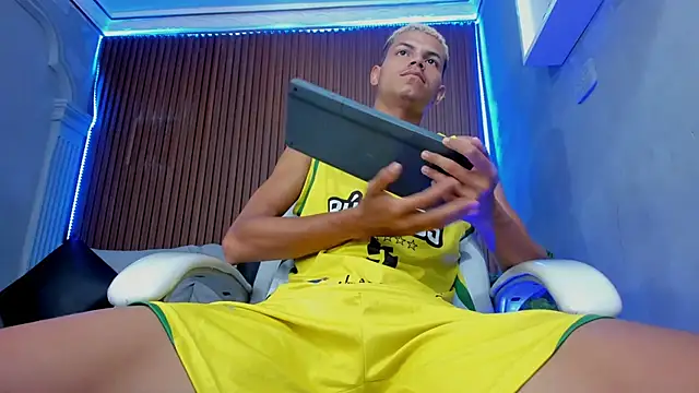 Snapshot of Omen20_ chatting on April 2026 11:14:02 AM Omen20 online show from April 2026 11:14:02 AM