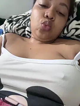 Snapshot of Ninibella chatting on May 2026 10:45:01 AM Ninibella online show from May 2026 10:45:01 AM