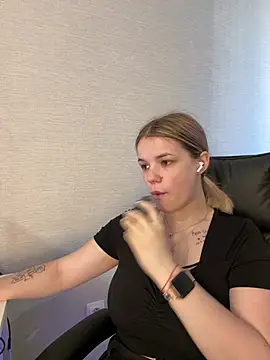Snapshot of KimEvanss chatting on July 2026 05:02:02 AM KimEvanss online show from July 2026 05:02:02 AM