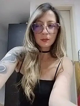 Snapshot of VALELUXX chatting on May 2026 02:19:01 AM VALELUXX online show from May 2026 02:19:01 AM
