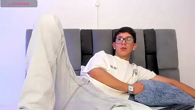 Snapshot of Adrien_silex chatting on April 2026 04:58:02 PM Adrien silex online show from April 2026 04:58:02 PM