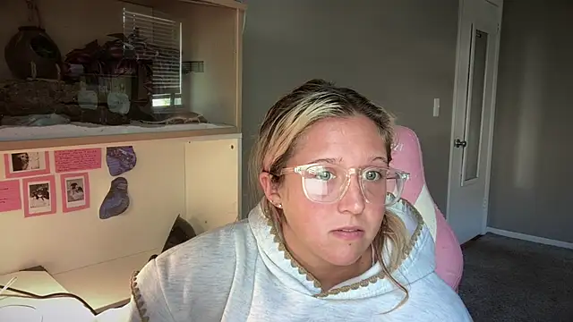 MUSCLEMOMMY1365 online show from May 2026 03:50:02 PM