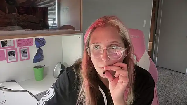 MUSCLEMOMMY1365 online show from May 2026 05:29:02 PM