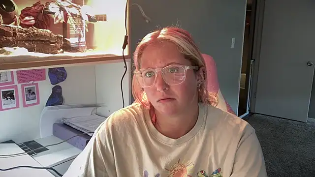 MUSCLEMOMMY1365 online show from May 2026 03:53:02 PM