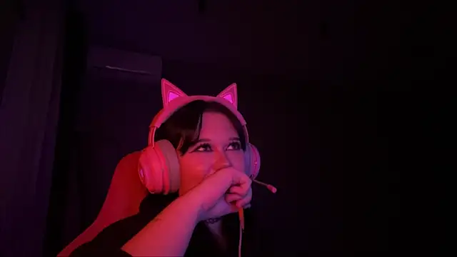 Alinalovelove online show from April 2026 07:58:02 PM