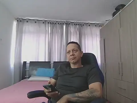 LeonR8901 online show from April 2026 01:42:02 PM