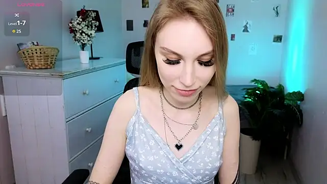 Snapshot of MilaDuales chatting on May 2026 05:37:01 AM MilaDuales online show from May 2026 05:37:01 AM