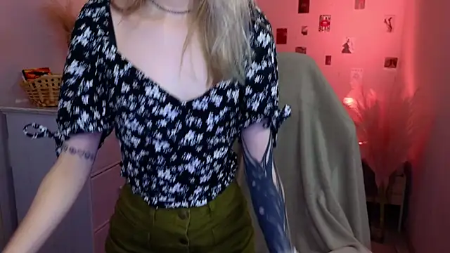 Snapshot of MilaDuales chatting on May 2026 12:45:02 PM MilaDuales online show from May 2026 12:45:02 PM