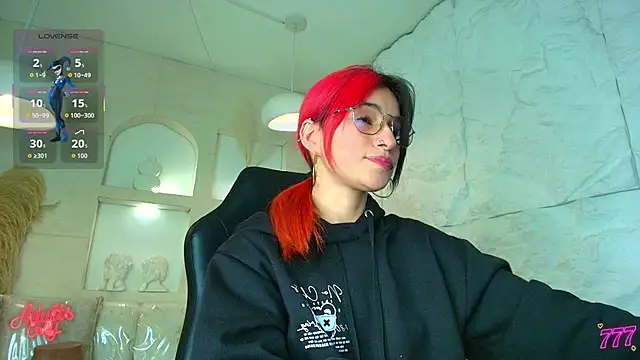 Snapshot of Moon_Red_r chatting on April 2026 07:39:01 PM Moon Red r online show from April 2026 07:39:01 PM
