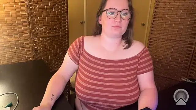 lucy-comes-true online show from April 2026 07:19:01 PM