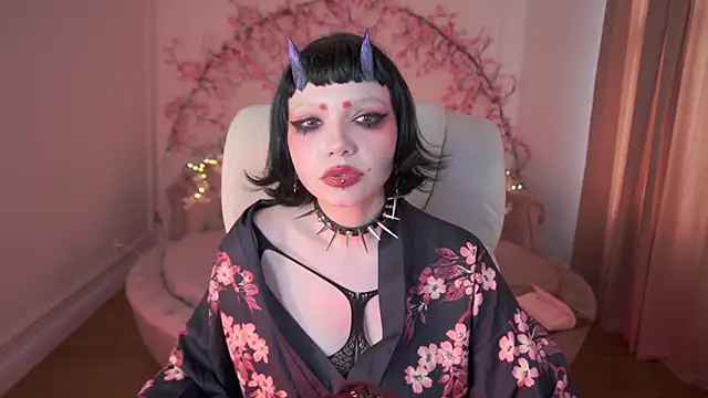 Snapshot of OutfitObsession chatting on June 2026 02:44:02 PM OutfitObsession online show from June 2026 02:44:02 PM