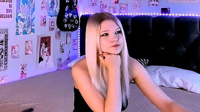 Snapshot of LunariaFox chatting on May 2026 02:57:01 PM LunariaFox online show from May 2026 02:57:01 PM