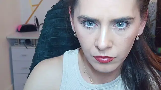 khalessi13 online show from April 2026 09:39:01 PM