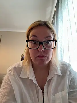 Snapshot of SecretRavenXO chatting on May 2026 02:25:01 PM SecretRavenXO online show from May 2026 02:25:01 PM