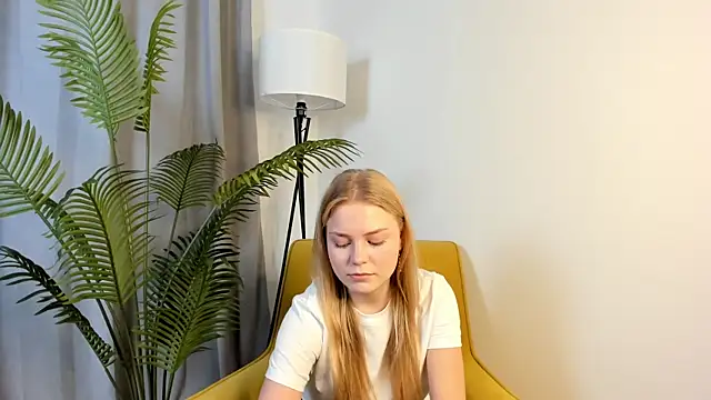 Snapshot of LavonaMadlem chatting on May 2026 10:34:02 AM LavonaMadlem online show from May 2026 10:34:02 AM