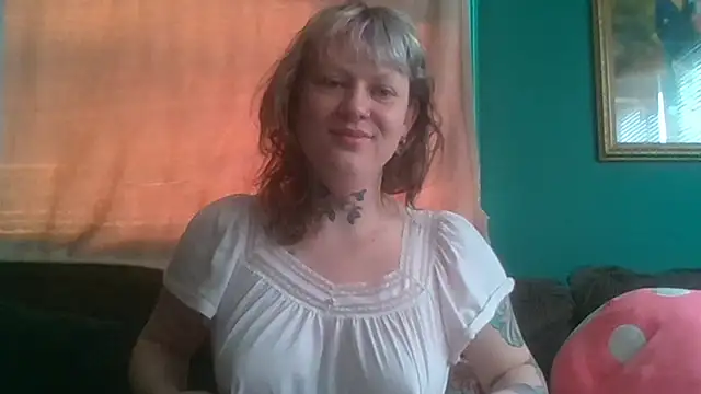 Snapshot of RosieSwitchBitch chatting on May 2026 11:04:02 AM RosieSwitchBitch online show from May 2026 11:04:02 AM