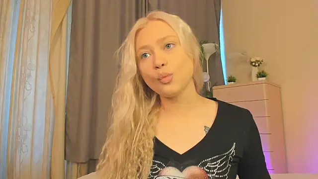 Snapshot of MidnightPoise chatting on June 2026 05:23:01 AM MidnightPoise online show from June 2026 05:23:01 AM