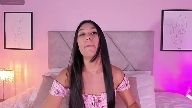 Snapshot of Emiilyh_ chatting on June 2026 10:12:02 PM Emiilyh online show from June 2026 10:12:02 PM