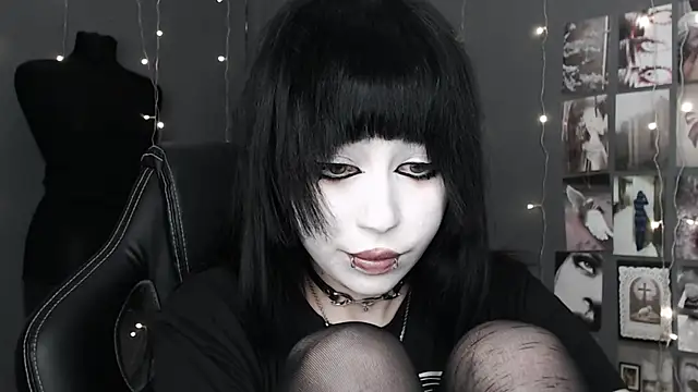lucy8bit online show from May 2026 10:15:02 PM