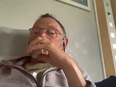 Snapshot of Moonraker64 chatting on May 2026 07:33:01 PM Moonraker64 online show from May 2026 07:33:01 PM
